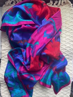VTG L. CLAIBORNE SILK SCARF